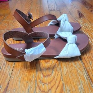 Mina size 9 tan and white sandals